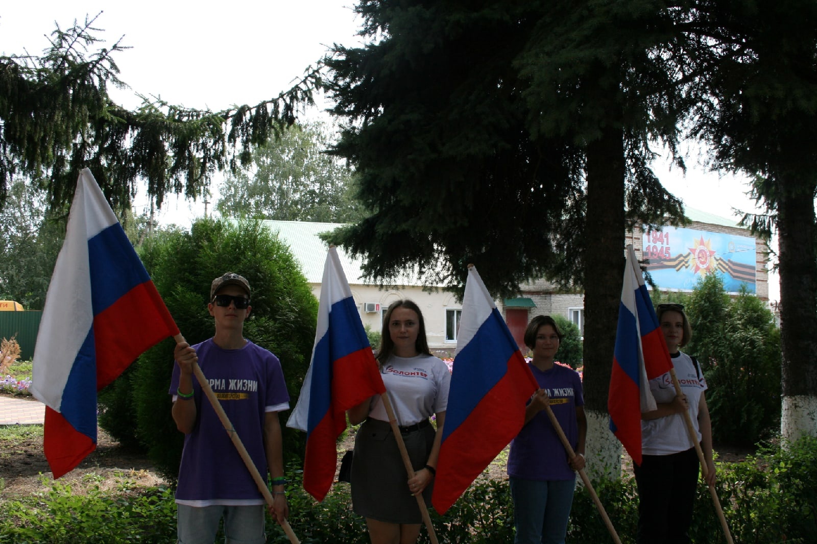 🇷🇺 Во всех регионах России сегодня проходит ежегодный онлайн-флешмоб Музея Победы «Цвета российского флага».